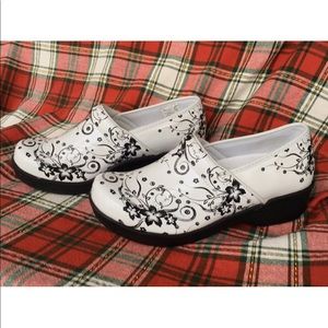 Safe T Step Paisley Floral Nursing Clogs 8.5